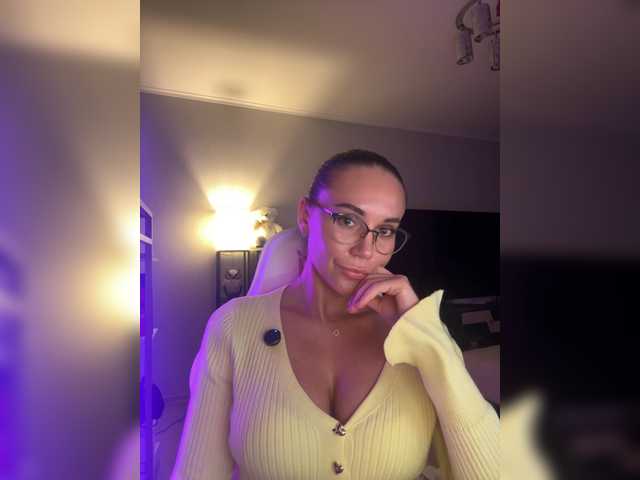 QWEENII live cam on BongaCams