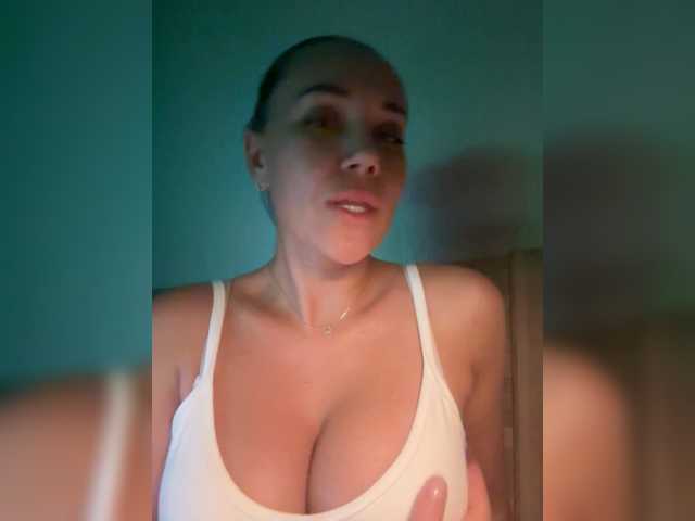 QWEENII live cam on BongaCams