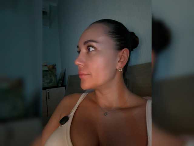QWEENII live cam on BongaCams
