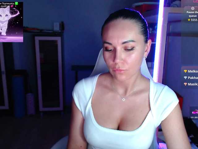 QWEENII live cam on BongaCams