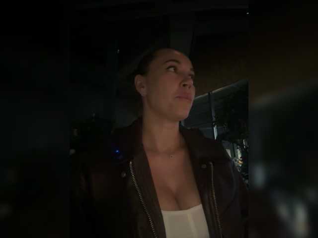 QWEENII live cam on BongaCams