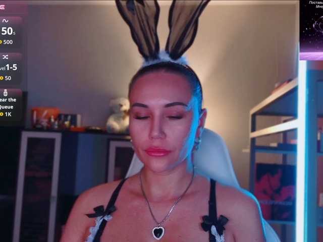QWEENII live cam on BongaCams