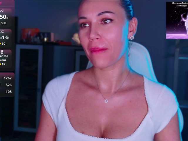 QWEENII live cam on BongaCams