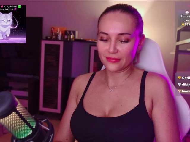 QWEENII live cam on BongaCams