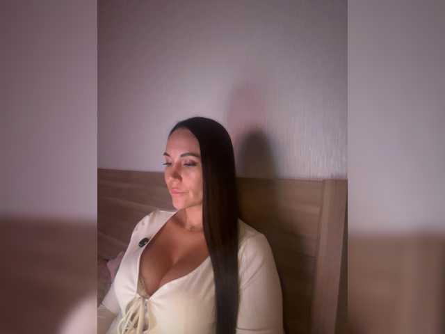 QWEENII live cam on BongaCams