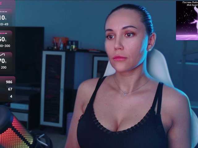 QWEENII live cam on BongaCams