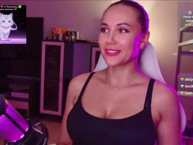 QWEENII live cam on BongaCams