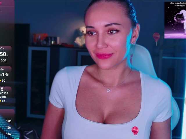 QWEENII live cam on BongaCams