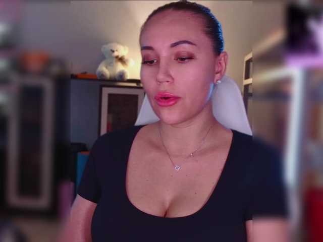 QWEENII live cam on BongaCams