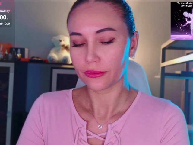 QWEENII live cam on BongaCams