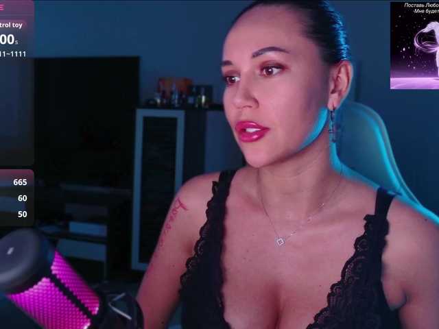QWEENII live cam on BongaCams