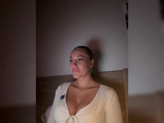 QWEENII live cam on BongaCams