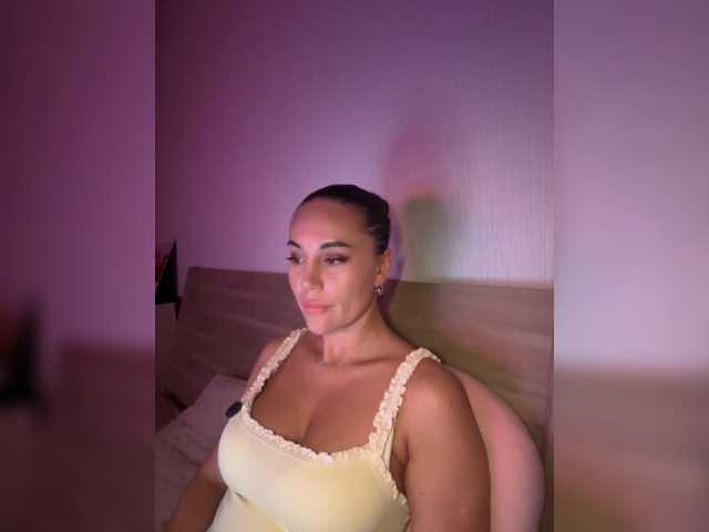 QWEENII live cam on BongaCams