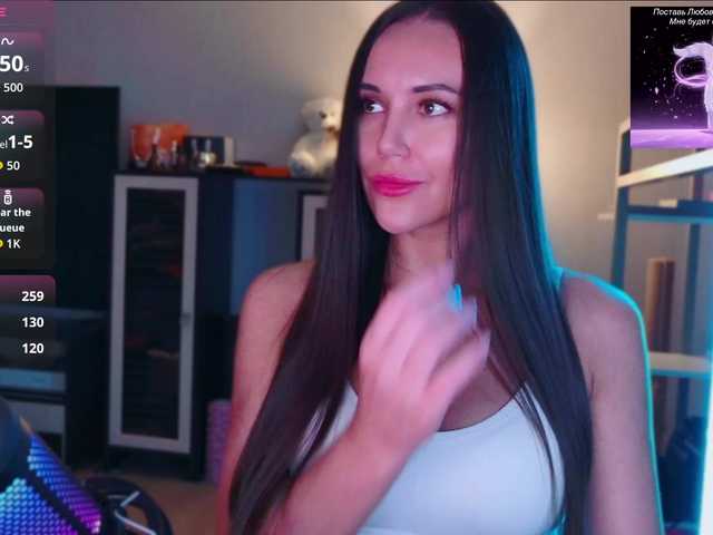 QWEENII live cam on BongaCams