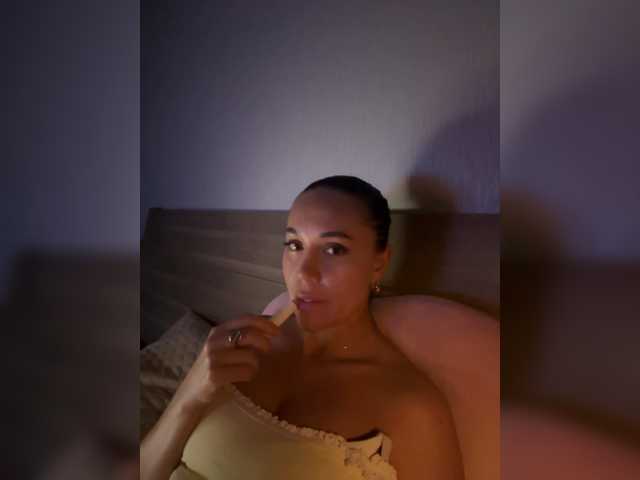 QWEENII live cam on BongaCams