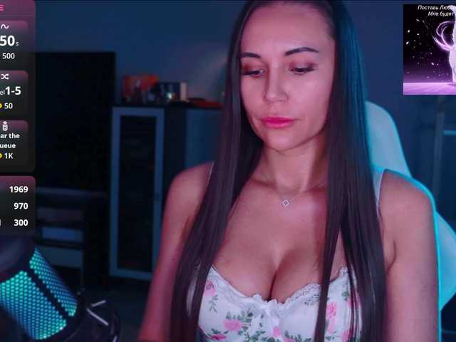 QWEENII live stream preview
