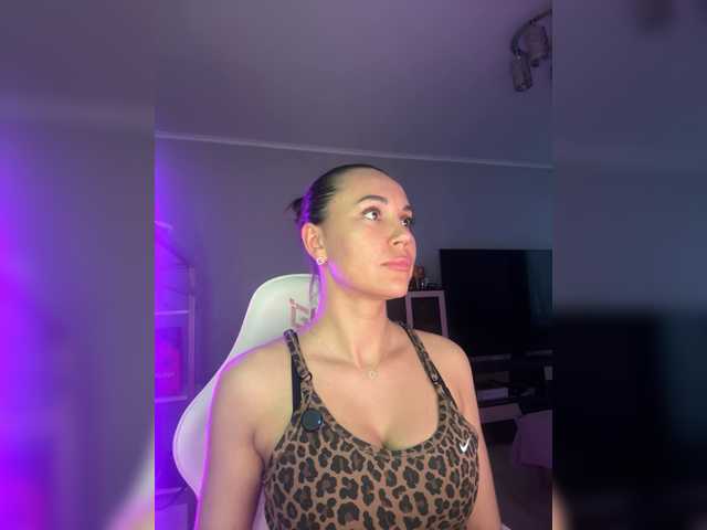 QWEENII live cam on BongaCams