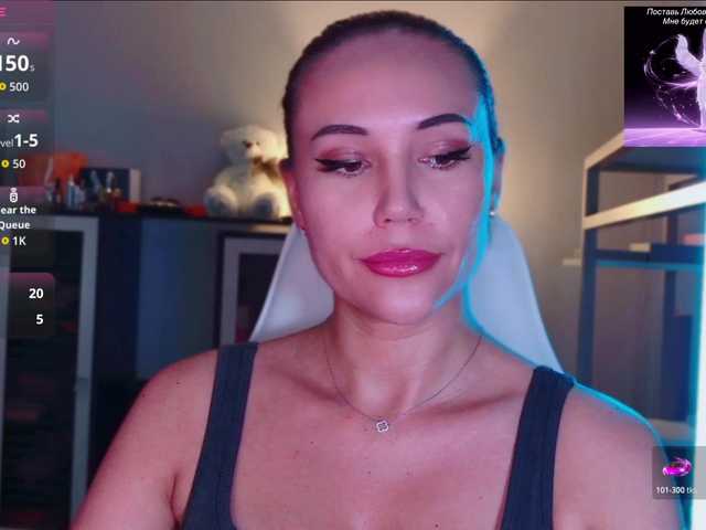 QWEENII live cam on BongaCams