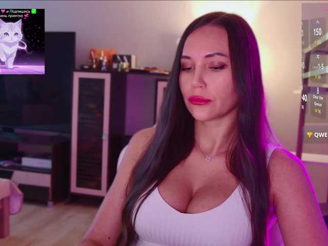 QWEENII live cam on BongaCams