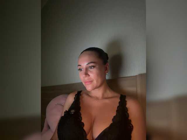 QWEENII live cam on BongaCams