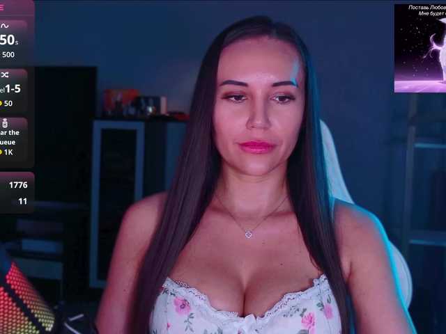 QWEENII live cam on BongaCams