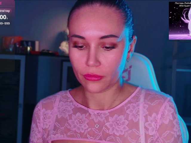 QWEENII live cam on BongaCams