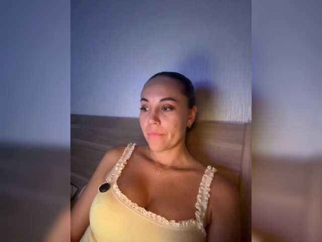 QWEENII live cam on BongaCams
