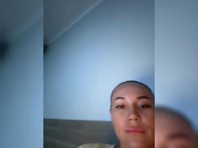 QWEENII live cam preview