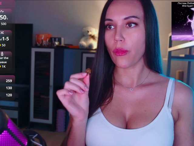 QWEENII live cam on BongaCams