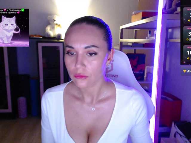 QWEENII live cam on BongaCams