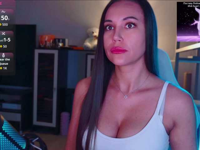 QWEENII live cam on BongaCams