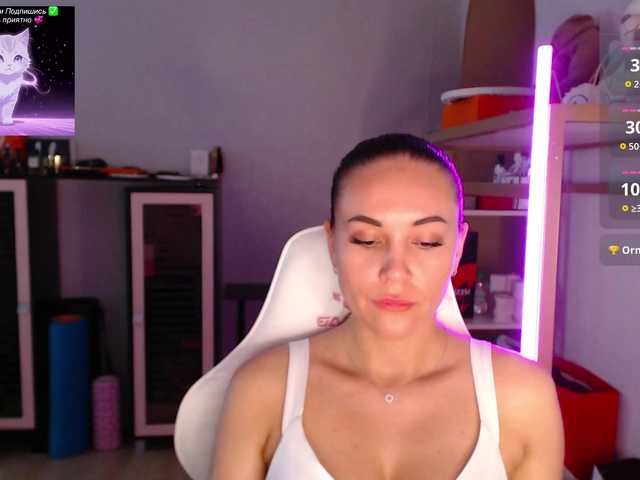 QWEENII live cam on BongaCams