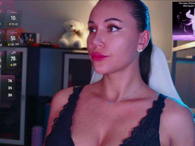 QWEENII live cam on BongaCams