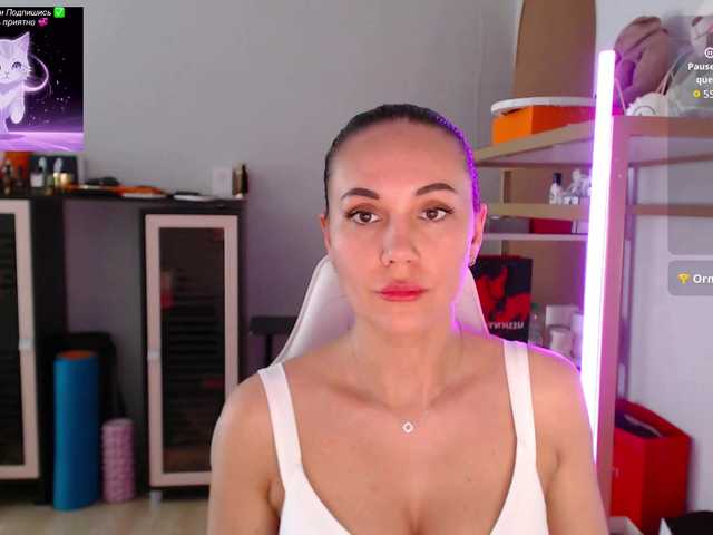 QWEENII live cam on BongaCams