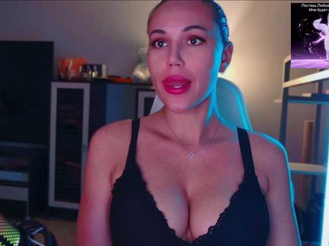QWEENII live cam on BongaCams