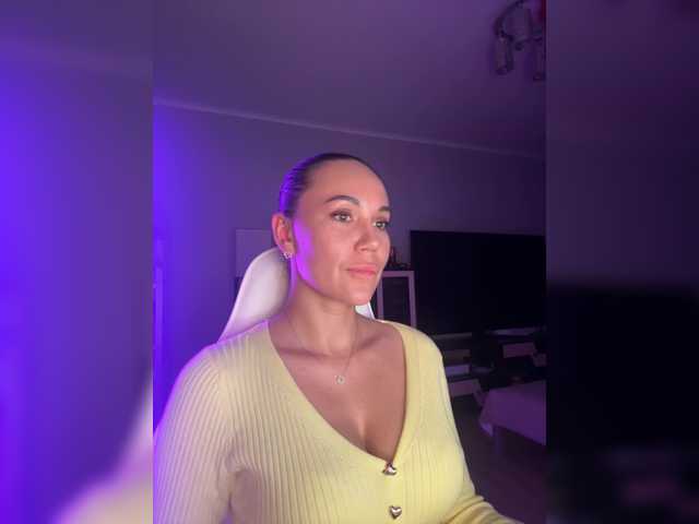 QWEENII live cam on BongaCams