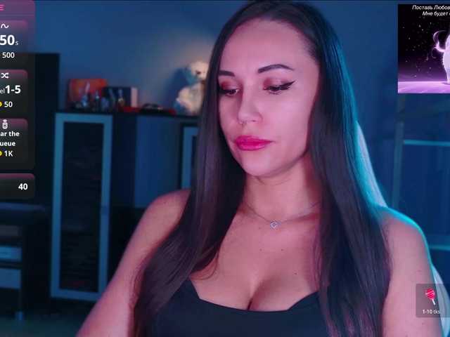 QWEENII live cam on BongaCams