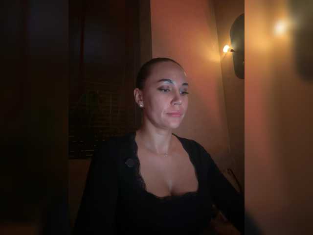 QWEENII live cam on BongaCams