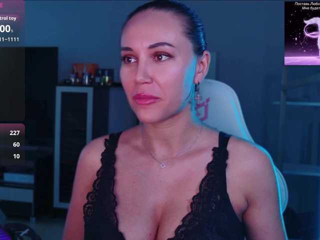 QWEENII live webcam show