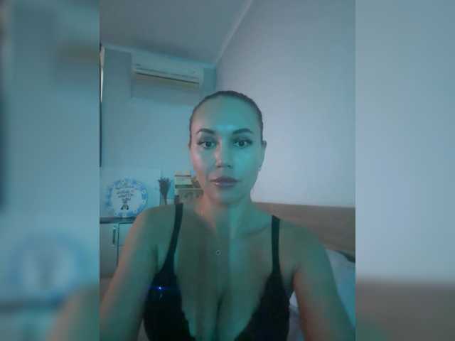 QWEENII live cam on BongaCams