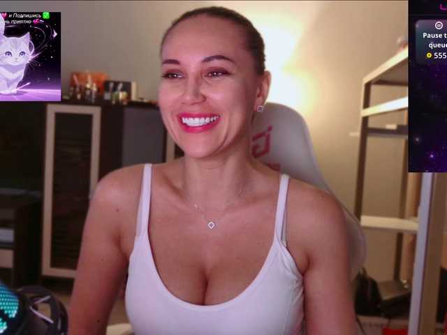 QWEENII live cam on BongaCams