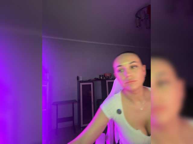 QWEENII live cam on BongaCams