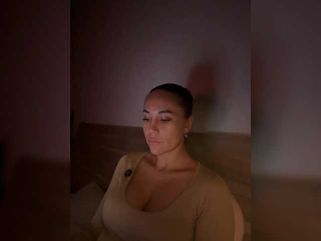 QWEENII live cam on BongaCams