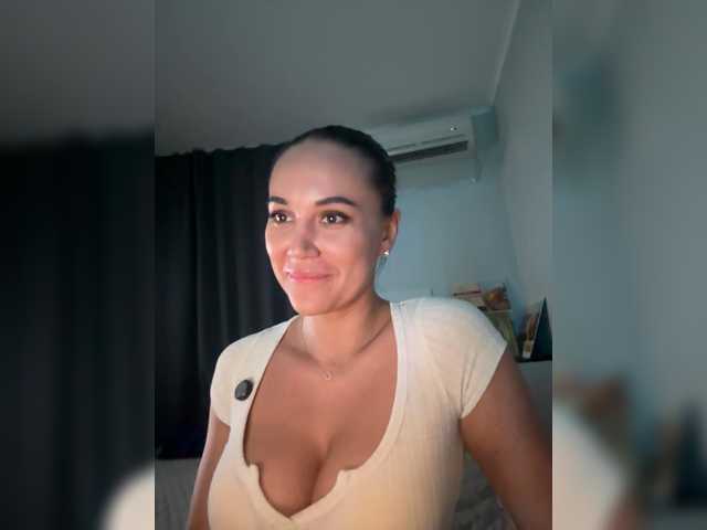 QWEENII live cam on BongaCams