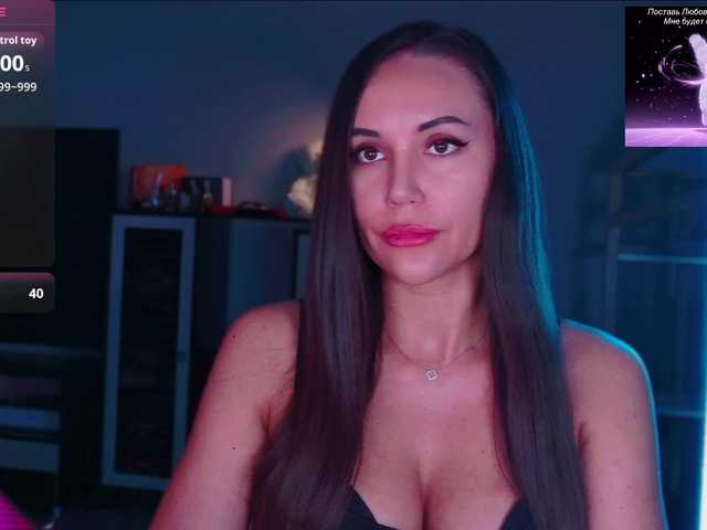 QWEENII live cam on BongaCams