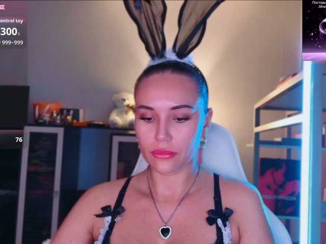 QWEENII live cam on BongaCams