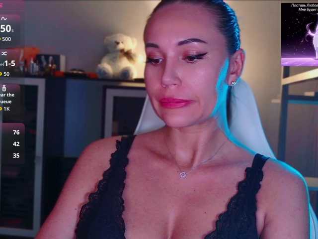 QWEENII live cam on BongaCams