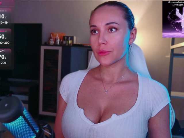 QWEENII live cam on BongaCams