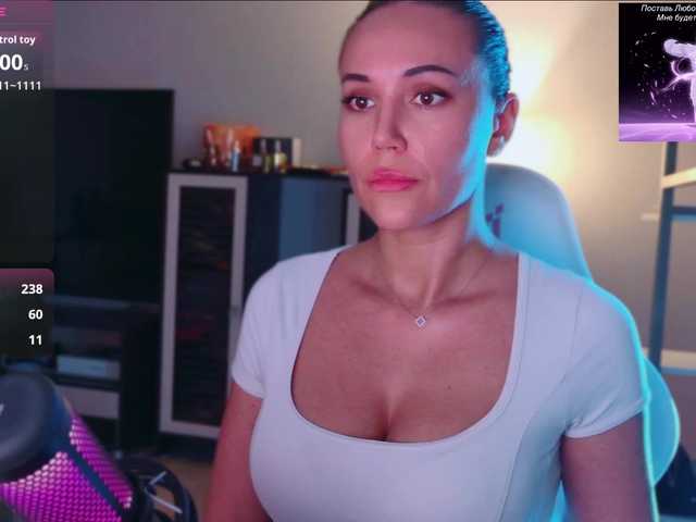 QWEENII live cam on BongaCams