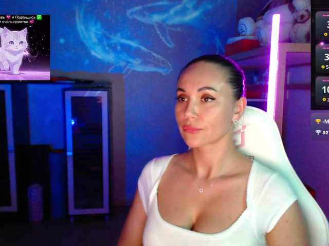 QWEENII live cam on BongaCams